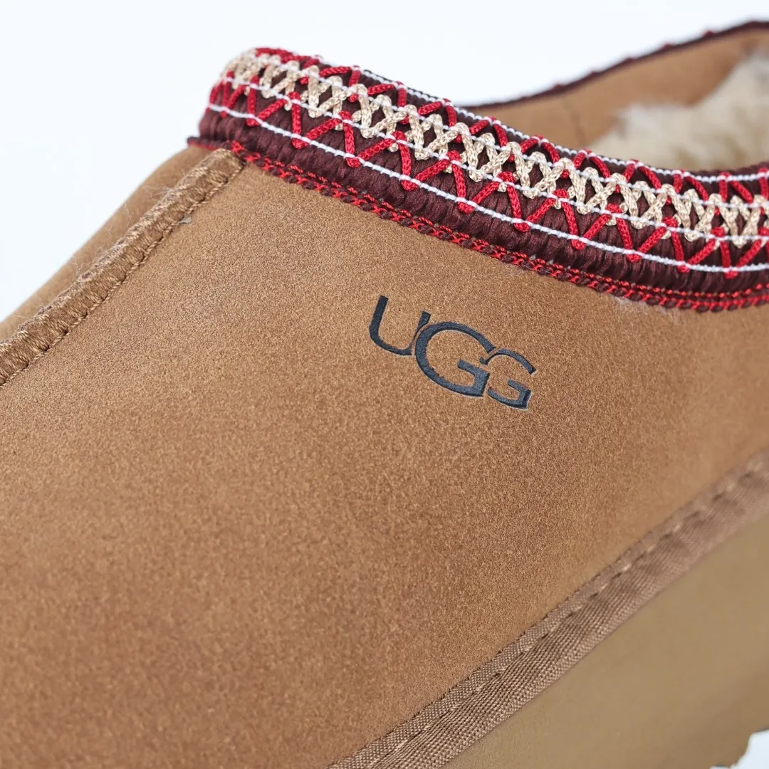 Pick up locally 💰460 The core recommendation is good price E4 UGG Tats series thick model Muller style toe-cap 5CM half slippers Ethnic style autumn and winter snow boots High-quality sheepskin fleece insulation and heat lock Made of TPU molded suede upper material Built-in artificial curly wool plush lining and 10mm UGGPURE™ implanted wool lining and removable UGGPURE™ implanted wool insole Lightweight, non-slip and comfortable rubber outsole with brand logo and trademark. Comes with complete packaging. Size: 35 36 37 38 39 40. It is recommended to choose one size larger.